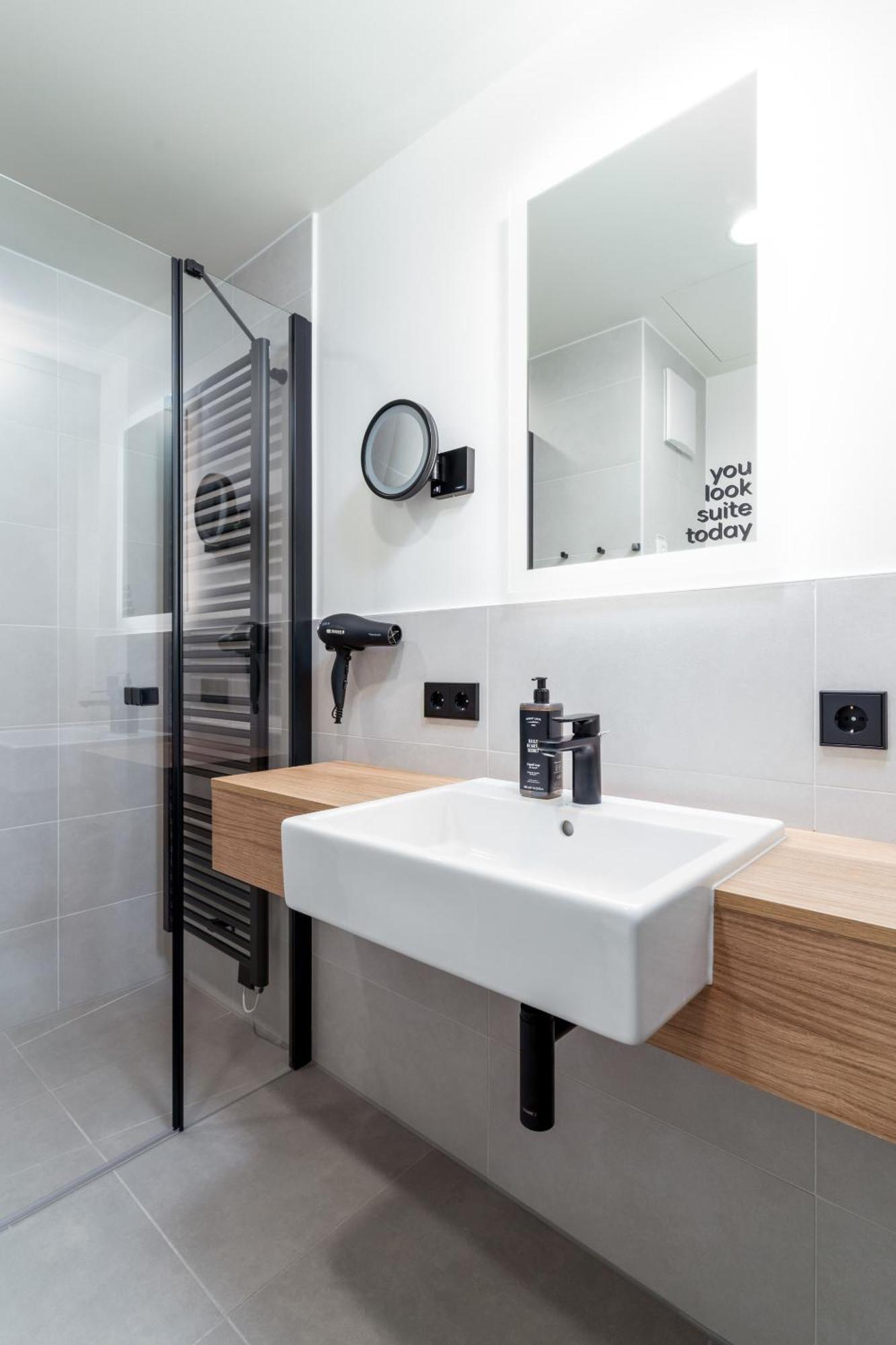 Limehome Krems Undstrasse Esterno foto
